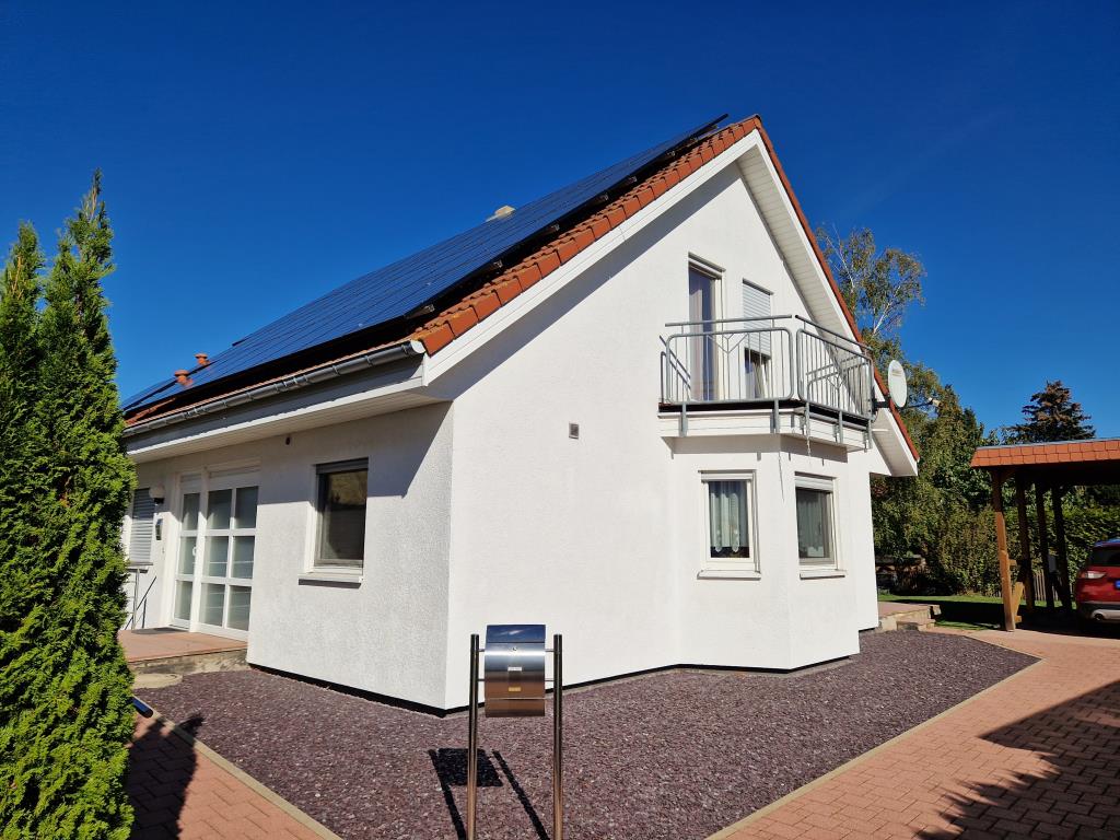 Niedrigenergiehaus mit Photovoltaik, Wärmepumpe und Wallbox 
